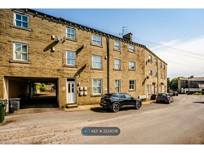 2 Bedroom Flat To Rent In Halls Of Freedom, Queensbury, Bradford, BD13