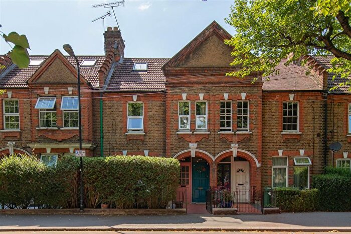3 Bedroom Maisonette For Sale In Winns Terrace, Walthamstow, E17