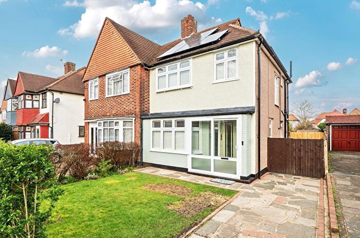 3 Bedroom Semi Detached House For Sale In Daneswood Avenue, London, SE6