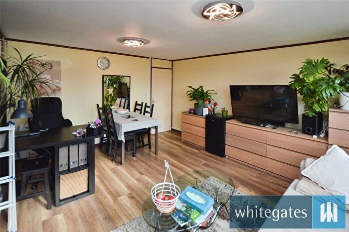 2 Bedroom Flat For Sale In Oatland Court, Leeds, West Yorkshire, LS7