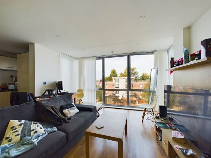 2 Bedroom Flat To Rent In Cross Street, Portsmouth, PO1