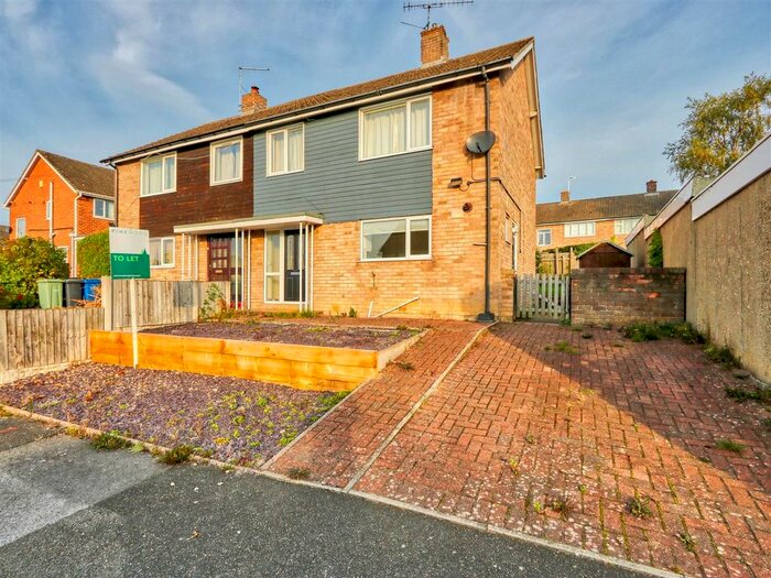 3 Bedroom Semi-Detached House To Rent In Cotswold Close, Loundsley Green, Chesterfield, Derbyshire, S40