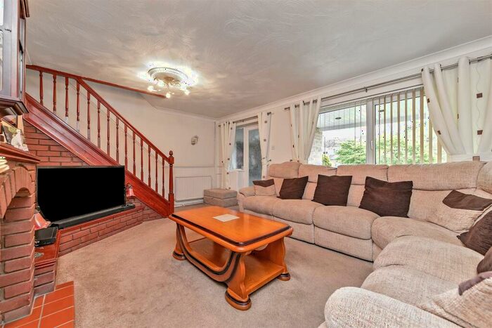 3 Bedroom End Of Terrace House For Sale In Handcross Road, Luton, LU2