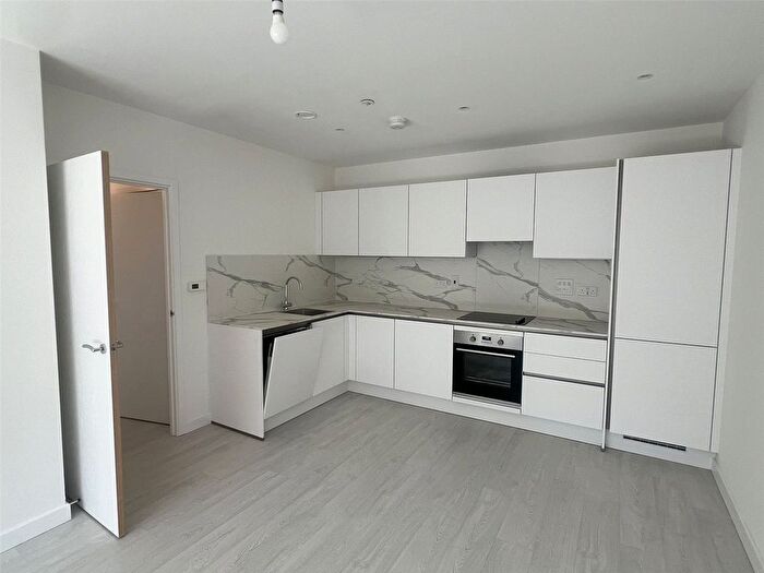 1 Bedroom Flat To Rent In Farine Avenue, Hayes, UB3