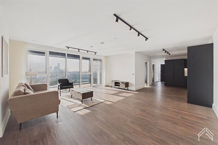 3 Bedroom Apartment To Rent In Waterway House, College Park, NW10