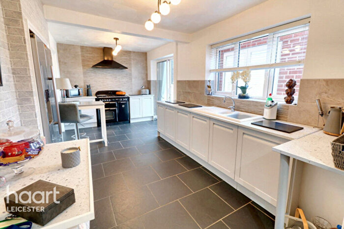 4 Bedroom Semi-Detached House For Sale In Ivydale Road, Leicester, LE4