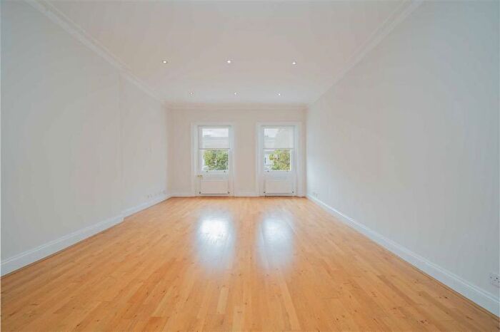 3 Bedroom Flat To Rent In Queen's Gate, London, SW7