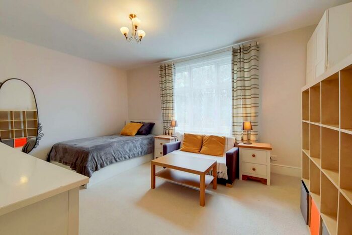 Studio To Rent In Welldon Crescent, Harrow, HA1