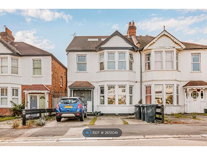 3 Bedroom Flat To Rent In Lynton Road, London, W3