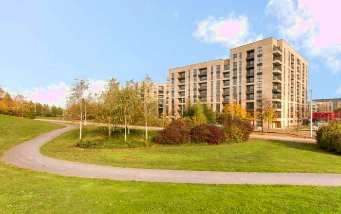 3 Bedroom Flat To Rent In Lakeside Drive, Park Royal, NW10