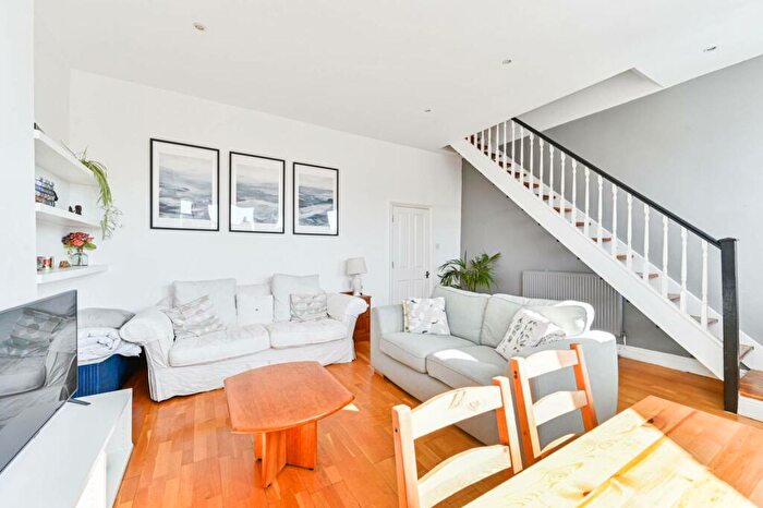 3 Bedroom Flat To Rent In St Julians Farm Road, West Norwood, London, SE27