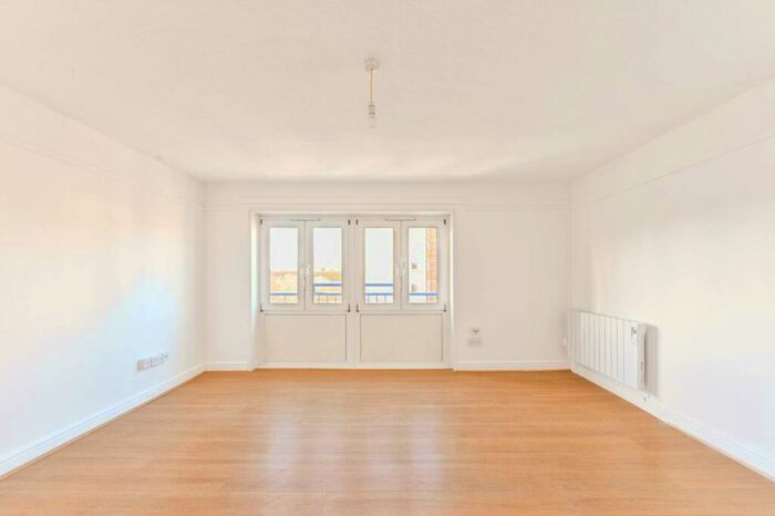2 Bedroom Flat To Rent In Station Road, Gallions Reach, London, E16
