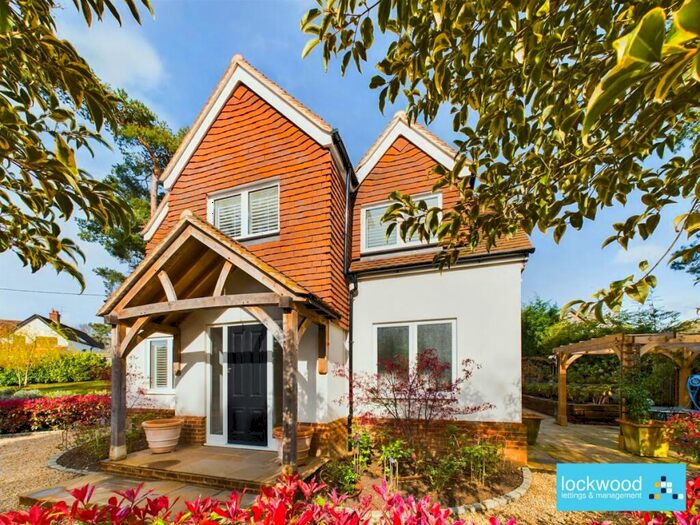 3 Bedroom Detached House To Rent In The Ridgeway, Lightwater, GU18