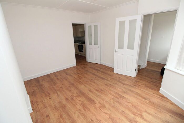 5 Bedroom Semi-detached House To Rent In Radnor Avenue, Welling, DA16