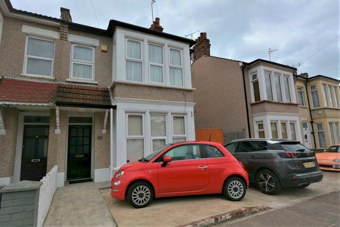 3 Bedroom Semi-Detached House To Rent In Honiton Road, Southend-On-Sea, SS1