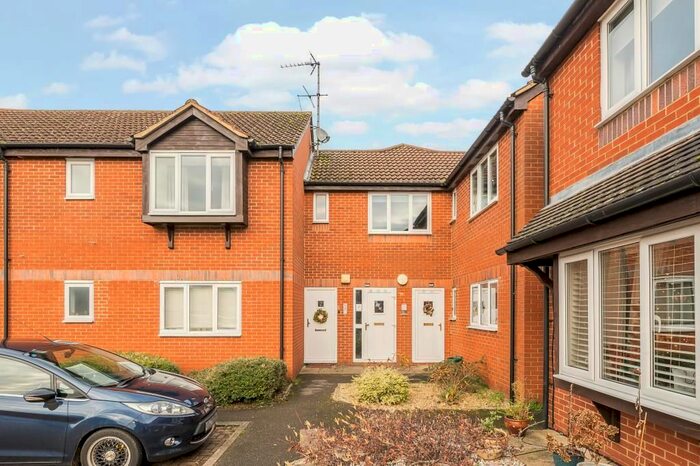 2 Bedroom Flat For Sale In Abingdon Close, Thame, Oxfordshire, OX9