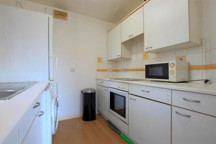 2 Bedroom Flat To Rent In Nuffield Court, Heston, TW5