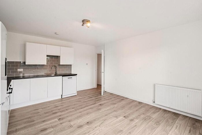 3 Bedroom Flat To Rent In Robin Hood Lane, Sutton, SM1