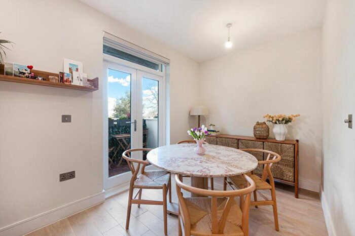 1 Bedroom Flat For Sale In Oak Hill Road, Surbiton, KT6