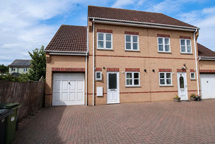 4 Bedroom Semi-Detached House To Rent In De Bec Close, Eastfield, Peterborough, PE1