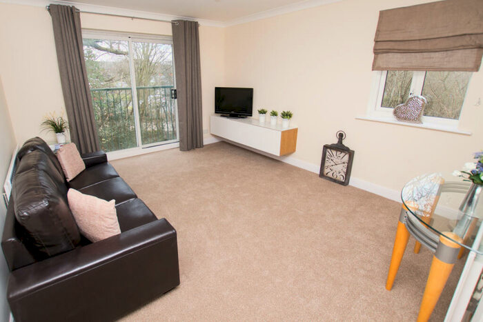 2 Bedroom Flat To Rent In Delfont CLose, RH10