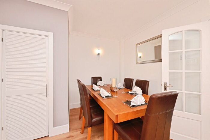 3 Bedroom End Of Terrace House For Sale In River Avenue, Hoddesdon, EN11