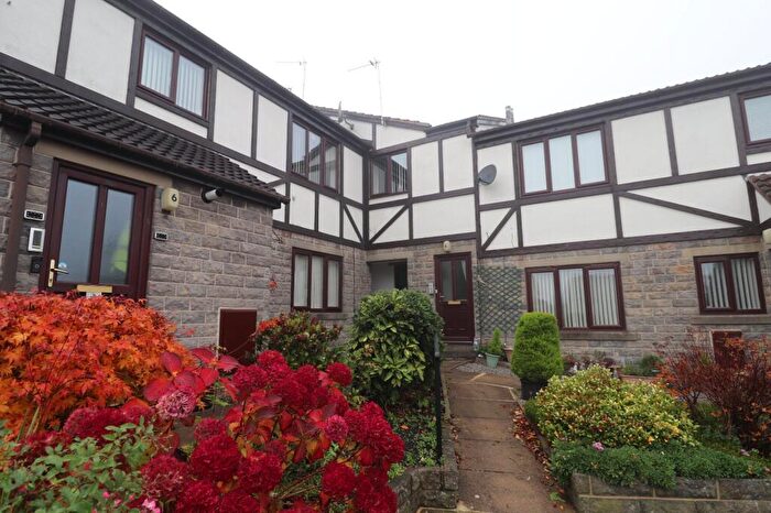 2 Bedroom Flat To Rent In Regency Park Grove, Pudsey, West Yorkshire, LS28