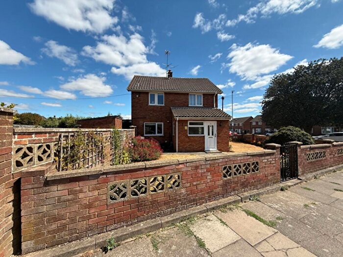 3 Bedroom Semi-Detached House For Sale In Amhurst Road, Luton, LU4
