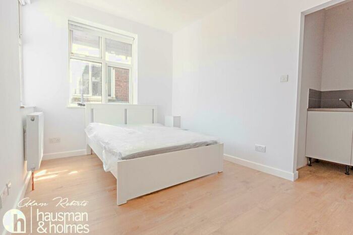Flat To Rent In North End Road, Golders Green, NW11