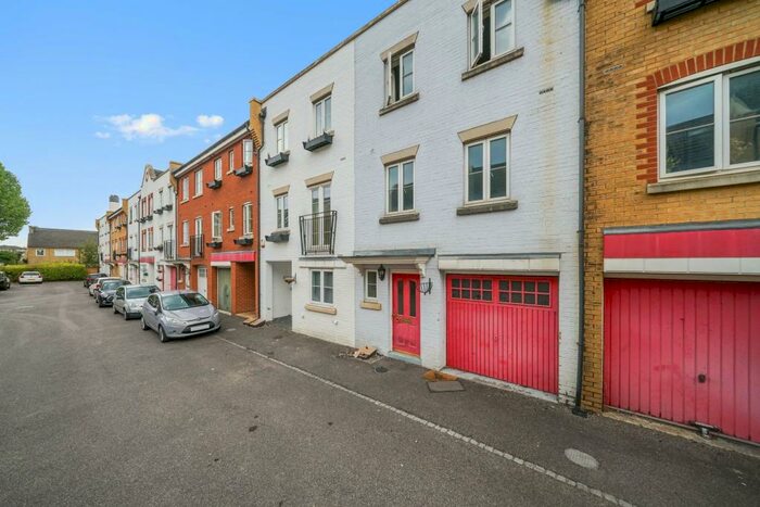 4 Bedroom Town House To Rent In Edgar Wallace Close, Chandler Way, London, SE15