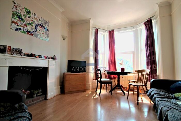 2 Bedroom Flat To Rent In Tooting Bec, Tooting Bec, London, SW17