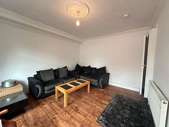 3 Bedroom Terraced House To Rent In Queens Road, Hyde Park, Leeds, LS6