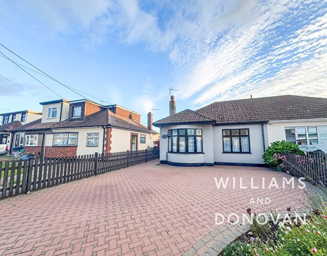 2 Bedroom Semi Detached Bungalow For Sale In Oxford Road, Rochford, SS4