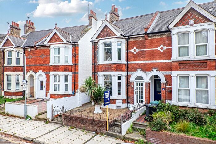 4 Bedroom End Of Terrace House For Sale In The Avenue, Gravesend, Kent, DA11