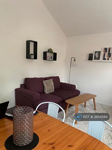 2 Bedroom Flat To Rent In Florey Chain House, Headington, Oxford, OX3