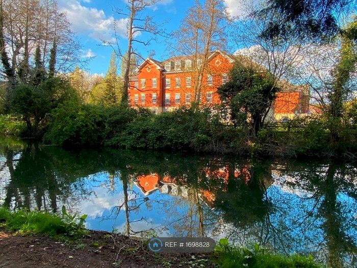 2 Bedroom Flat To Rent In Riverside, Apsley, Hemel Hempstead, HP3