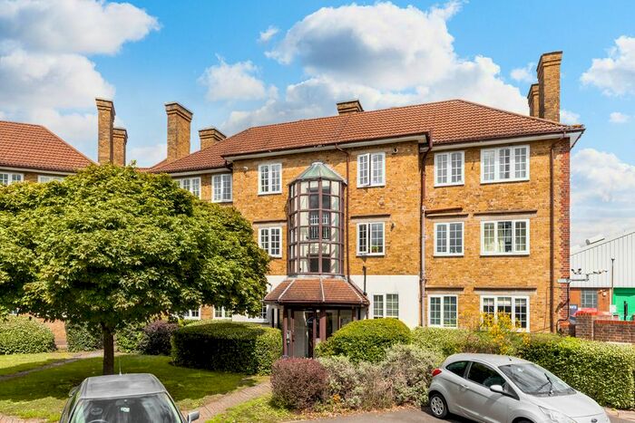 3 Bedroom Flat To Rent In Frogmore, London, SW18