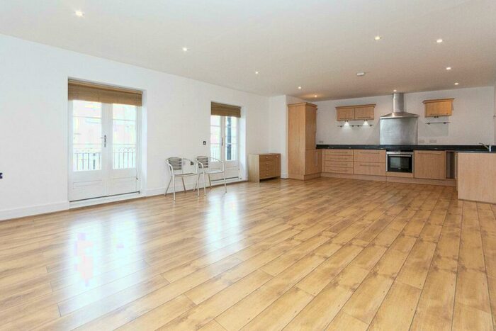 3 Bedroom Apartment To Rent In Battersea Bridge Road, London, SW11