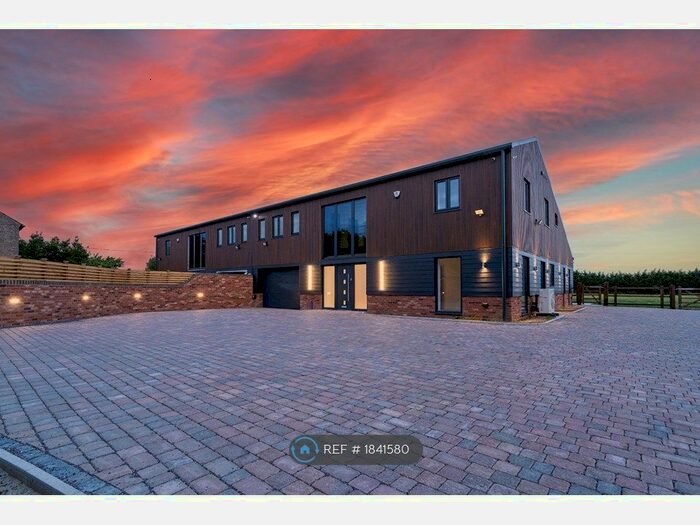 4 Bedroom Semi-Detached House To Rent In Gypsy Lane, St. Neots, PE19