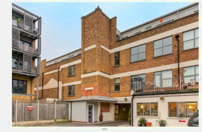 3 Bedroom Flat To Rent In Anton Studios, - Anton Street, London, E8