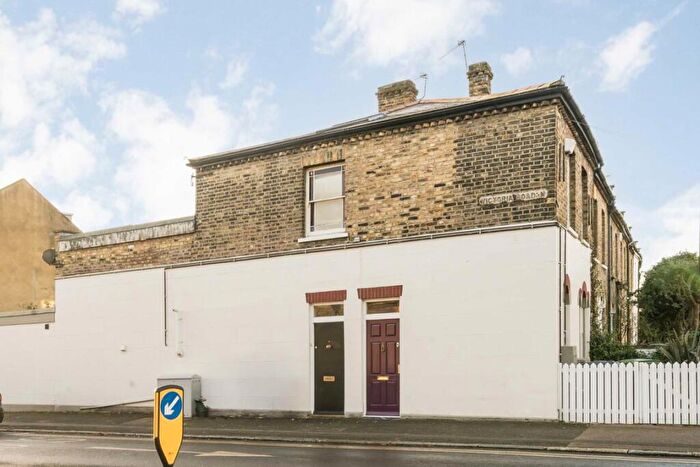 2 Bedroom Flat For Sale In Mount Pleasant Crescent, London, N4