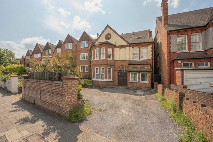 3 Bedroom Flat To Rent In Upper Richmond Road, London, SW15