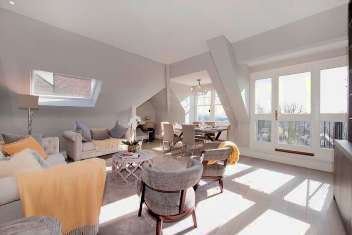 3 Bedroom Flat To Rent In Lyndhurst Road, Hampstead, London, NW3