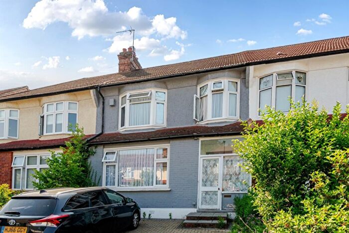 3 Bedroom Garage / Parking For Sale In Sittingbourne Avenue, Enfield, EN1
