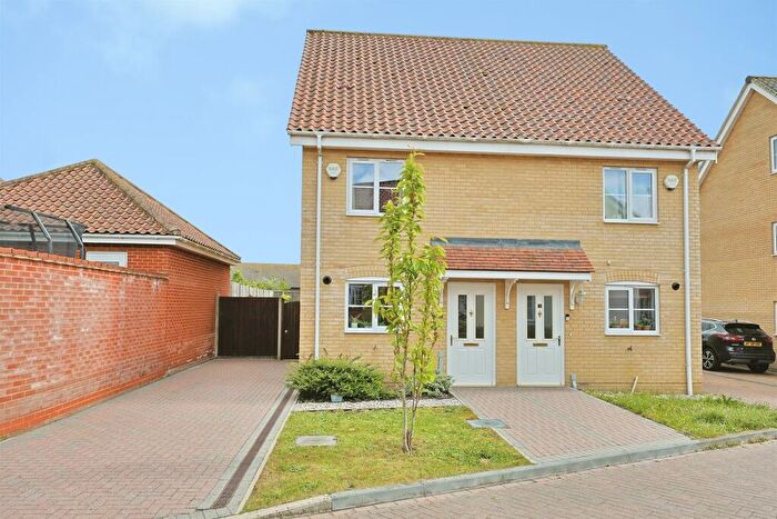 3 Bedroom Town House For Sale In Wellesley Close, Poringland, Norwich, NR14