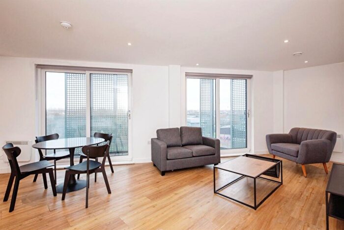 3 Bedroom Flat To Rent In The Plaza, Every Street, M4