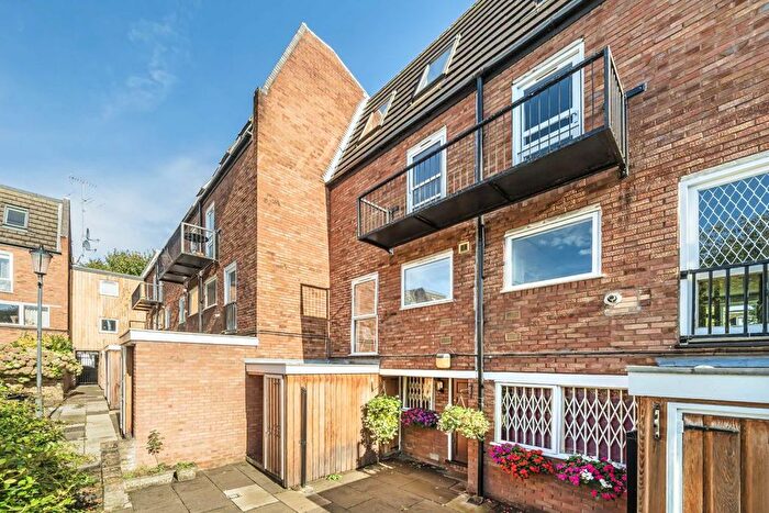 2 Bedroom Flat For Sale In St. Andrews Square, North Kensington, W11