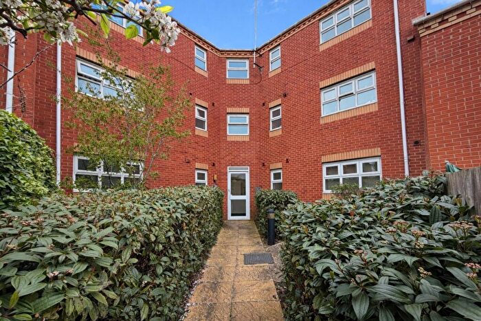 2 Bedroom Apartment To Rent In Alma Road, Banbury, Oxfordshire, OX16