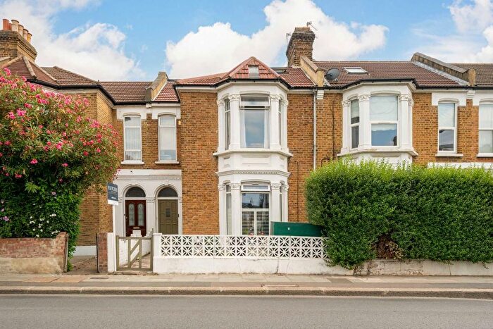 3 Bedroom Maisonette To Rent In Bloemfontein Road, Shepherds Bush, W12