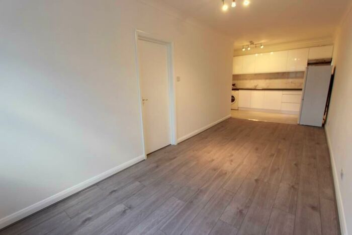 1 Bedroom Apartment To Rent In High Road, London, N20